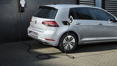 Porsche România a vândut 141 de maşini electrice şi hibrid în prima parte a anului, de la numai 13 anul trecut