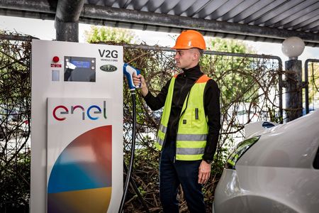 Enel a obţinut un împrumut de 115 milioane euro de la BEI pentru instalarea a 14.000 de staţii de încărcare a vehiculelor electrice în Italia