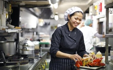 ANALIZĂ: România a început să importe forţă de muncă din ţările asiatice în HoReCa, producţie uşoară şi agricultură. Cei mai mulţi angajaţi străini vin din Filipine, Nepal, Vietnam şi India