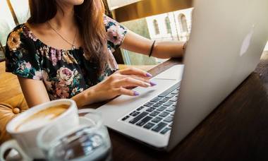 STUDIU: Mai mult de jumătate dintre români fac cumpărături online în timpul orelor de program. Un angajat alocă în medie o oră şi jumătate lunar pentru cumpărăturile online de la birou
