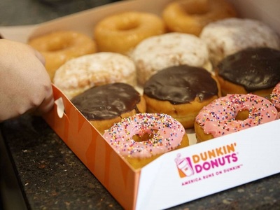 Dunkin’ Donuts îşi scurtează numele în Dunkin, pentru a reflecta strategia companiei de concentrare pe servirea cafelei