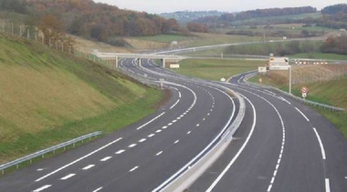 Şova spune că nu se introduce taxa pe autostrăzi: Nu cred că înainte de a avea 1.500 de kilometri de autostradă funcţională statul român va adopta decizia de a schimba modelul de taxare