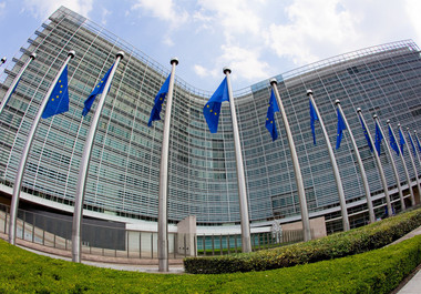 Comisia Europeană şi-a revizuit în scădere, la 3,6%, prognoza privind creşterea economiei României în acest an: Deficitul bugetar va depăşi 3% din PIB din cauza creşterii salariilor şi pensiilor în sectorul public 