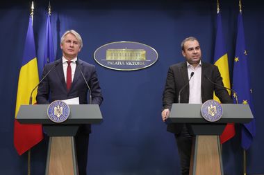 Guvernul a adoptat OUG cu noile taxe - se plafonează preţul la gaze şi la energie electrică pentru următorii trei ani, pentru toţi consumatorii casnici. VIDEO