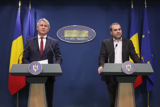 Guvernul a adoptat OUG cu noile taxe - se plafonează preţul la gaze şi la energie electrică pentru următorii trei ani, pentru toţi consumatorii casnici. VIDEO