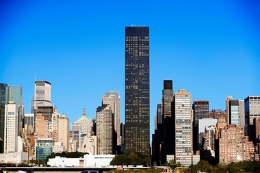 Departamentul de Stat a permis în 2017 ca cel puţin şapte guverne să închirieze apartamente de lux în Trump World Tower, posibil cu încălcarea Constituţiei