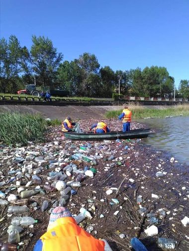 Acţiune de ecologizare pe lacul de acumulare Piteşti. Autorităţile au scos 12 metri cubi de pet-uri