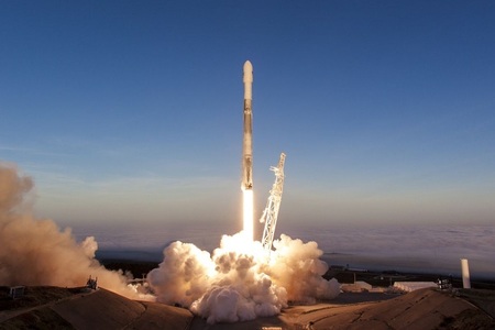 SpaceX a lansat primii 60 de sateliţi mici pentru noul serviciu de internet Starlink al lui Elon Musk