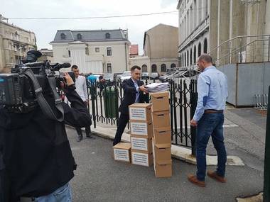 Coaliţia pentru Economia Digitală a depus la Guvern aproape 400.000 de semnături ale românilor care vor reglementarea urgentă a serviciilor de ridesharing 