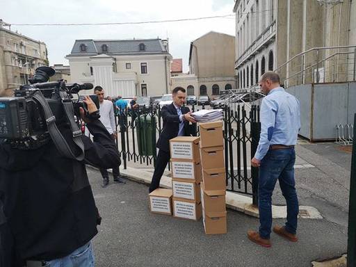 Coaliţia pentru Economia Digitală a depus la Guvern aproape 400.000 de semnături ale românilor care vor reglementarea urgentă a serviciilor de ridesharing 