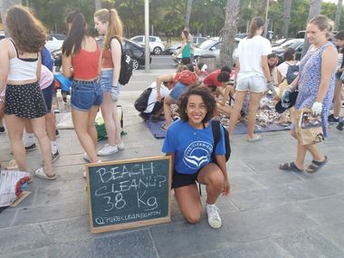 Voluntarii unui ONG au strâns 38 kg de deşeuri de pe plaja din Barcelona şi se pregătesc să vină şi în România