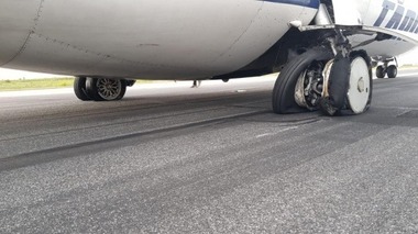 Tarom: Cei 22 de pasageri ai aeronavei care venea de la Satu Mare au fost debarcaţi şi li se asigură asistenţă la sol. O echipă de investigaţii se va deplasa la faţa locului. FOTO