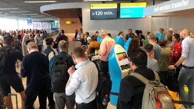 Traficul aerian de pe aeroportul Amsterdam Schiphol a fost perturbat serios, miercuri, de o defecţiune la furnizorul de carburant