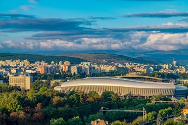 Agenţie de turism: Untold şi Electric Castle au crescut cu 40% numărul biletelor de avion vândute pentru destinaţia Cluj-Napoca 