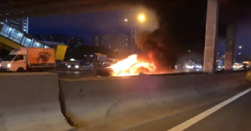 Un automobil Tesla Model 3 a luat foc la Moscova, după ce a lovit un vehicul de tractare pe autostradă