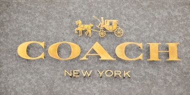 Ambasadorii din China ai unor branduri precum Coach şi Givenchy au întrerupt colaborarea cu companiile din cauza produselor care încalcă suveranitatea ţării