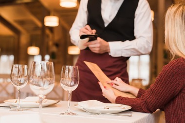 Propunerea patronatelor din turism privind impozitarea bacşişului: Hotelierii să poată înregistra maximum 8% din veniturile obţinute astfel ca sume asimilate bacşişului, care să fie distribuite salariaţilor 

