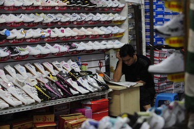 Peste 200 de producători americani de încălţăminte îi cer lui Trump să anuleze planurile de a mări tarifele pentru importurile din China
