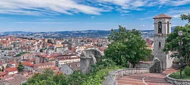 O regiune subpopulată din Italia oferă vizitatorilor 25.000 de euro dacă se mută în satele sale