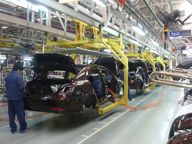STUDIU: Presiunea pe reducerea costurilor şi automatizare va duce la înjumătăţirea forţei de muncă din industria auto mondială până în 2030