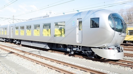 Japonia: La Tokyo circulă un tren uimitor numit Laview, proiectat să ofere senzaţia că te afli în camera de zi - FOTO