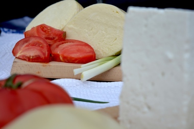 Cinci fermieri din judeţul Cluj se reunesc în Frăţia Bacilor Ardeleni. Laptele colectat va fi procesat într-o fabrică din Mociu şi va fi transformat în brânzeturi artizanale 