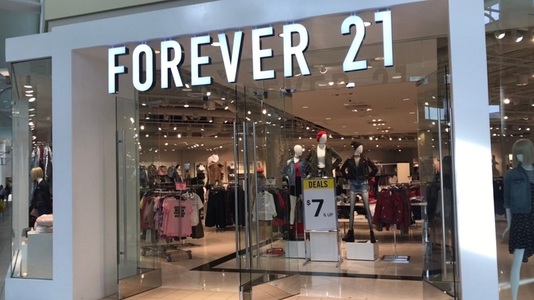 Brandul de modă Forever 21 a solicitat protecţia faţă de creditori în SUA; majoritatea magazinelor din Europa şi Asia vor fi închise