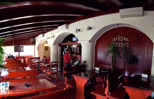 Proprietarul lanţului La Mama vrea să mai deschidă încă două restaurante anul viitor: "Străinii sunt înnebuniţi după ciorbe, sarmale şi papanaşi"