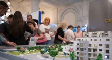 Piaţa imobiliară: Proprietarii de apartamente vechi încep să simtă presiune pe scăderea preţurilor 