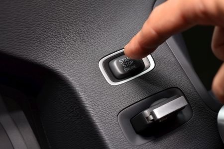 SONDAJ: Două treimi dintre şoferii din Germania consideră incomodă utilizarea cheilor auto şi ar prefera să-şi pornească autovehiculul cu ajutorul smartphone-ului 

