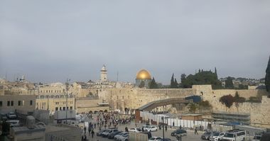 Aproximativ 165.000 de turişti, din care 7.500 sunt români, sunt aşteptaţi la Ierusalim în perioada Crăciunului, cu parade, slujbe religioase emoţionante, focuri de artificii, tururi ghidate, Casuţa lui Moş Crăciun şi cine festive