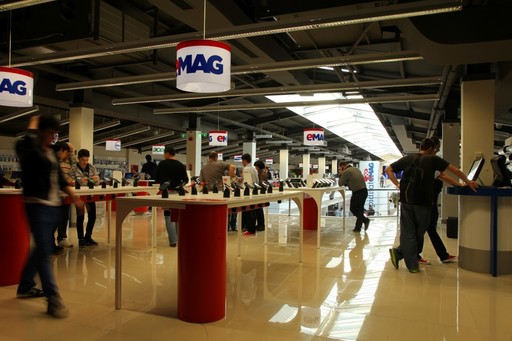 STUDIU: Mai mult de jumătate dintre români nu cred în reducerile şi promoţiile de Crăciun. Trei sferturi preferă să cumpere cadouri din hipermarketuri 