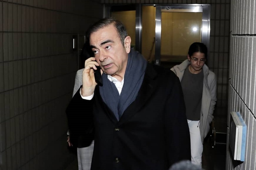 Fostul şef al alianţei Renault-Nissan Carlos Ghosn şi-a început evadarea din Japonia cu o călătorie cu trenul de mare viteză de la Tokyo la Osaka