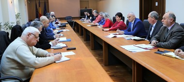 Bode: Fiecare manager de companie trebuie să ştie că de acum încolo nu mai cere bani de la buget doar pentru a da bine la cifre şi a se lăuda în faţa tuturor că au bani. Nu! Trebuie să-i şi cheltuie în interesul companiei