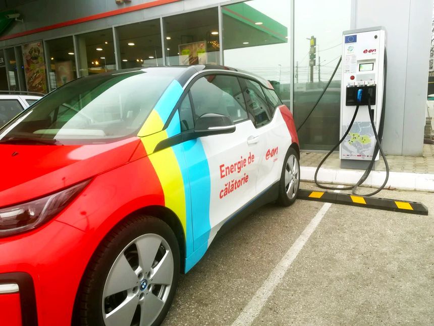 E.ON Energie România anunţă finalizarea „Autostrăzii electrice” Iaşi-Târgu Mureş, după ce a pus în funcţiune o nouă staţie de încărcare rapidă a autovehiculelor electrice la Târgu Mureş 