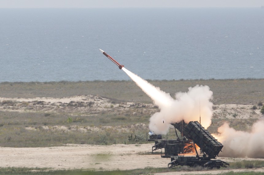 Raytheon: Parteneri globali investesc 314 milioane de dolari în sistemul integrat de apărare antiaeriană şi anti-rachetă Patriot 