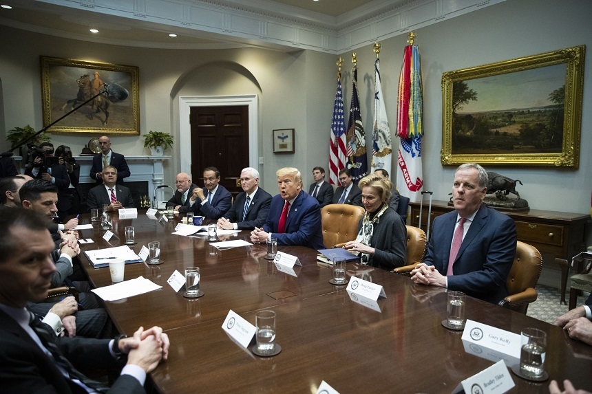 Donald Trump s-a întâlnit cu reprezentanţii celor mai mari companii aeriene din SUA, pe fondul epidemiei de coronavirus