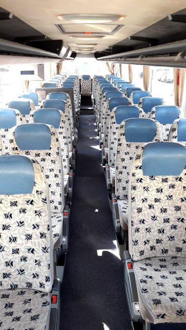 O companie de turism îşi pune gratuit la dispoziţia autorităţilor şi a companiilor private întreaga flotă de autocare şi şoferii pe durata stării de urgenţă
