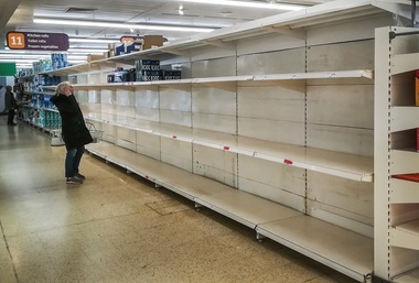 Cumpărăturile provocate de panică în Marea Britanie se intensifică, în pofida apelurilor la calm