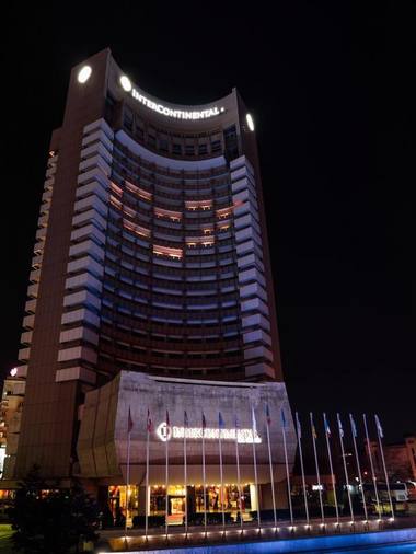 Mesaj al Hotelului InterContinental Bucureşti: În aceste momente dificile, trimitem dragostea tuturor oaspeţilor, fanilor, clienţilor şi colegilor noştri din România şi din întreaga lume/ Luminile mai multor camere au fost aprinse pentru a forma o inimă - FOTO