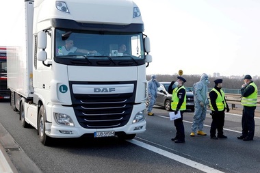 Transportatorii de mărfuri din Occident au probleme mari din cauza restricţiilor de circulaţie impuse de autorităţi pentru combaterea coronavirusului