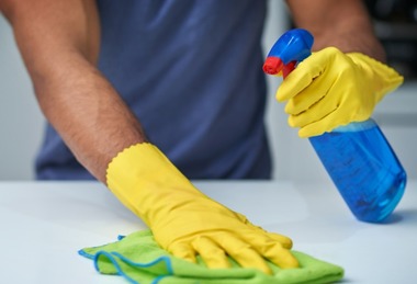 Un producător de dezinfectanţi anunţă că şi-a triplat producţia pentru a răspunde cererii explozive
