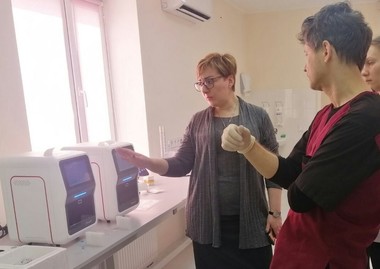 Crucea Roşie Română anunţă că a cumpărat zece aparate de testare rapidă Covid-19 şi 300 de kituri de testare din donaţia OMV Petrom de 1 milion de euro 