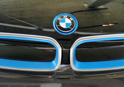 BMW va începe să producă măşti faciale pentru a proteja angajaţii şi populaţia de coronavirus
