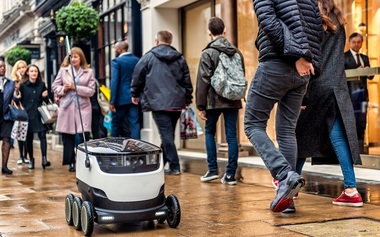O flotă de roboţi pe roţi livrează cumpărături în oraşul Milton din Anglia, locuitorilor blocaţi în case din cauza coronavirusului
