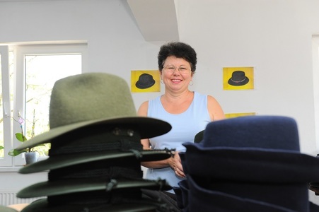 Un investitor dintr-o comună din Alba a deschis o fabrică de pălării, investiţie de 70.000 euro suportată 100% prin PNDR 2020 - FOTO

