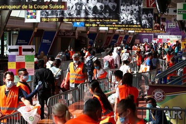 Peste 1.000 de oameni au stat la coadă în Geneva pentru a primi alimente gratuite, pe fondul impactului epidemiei de coronvirus asupra săracilor şi imigranţilor - VIDEO
