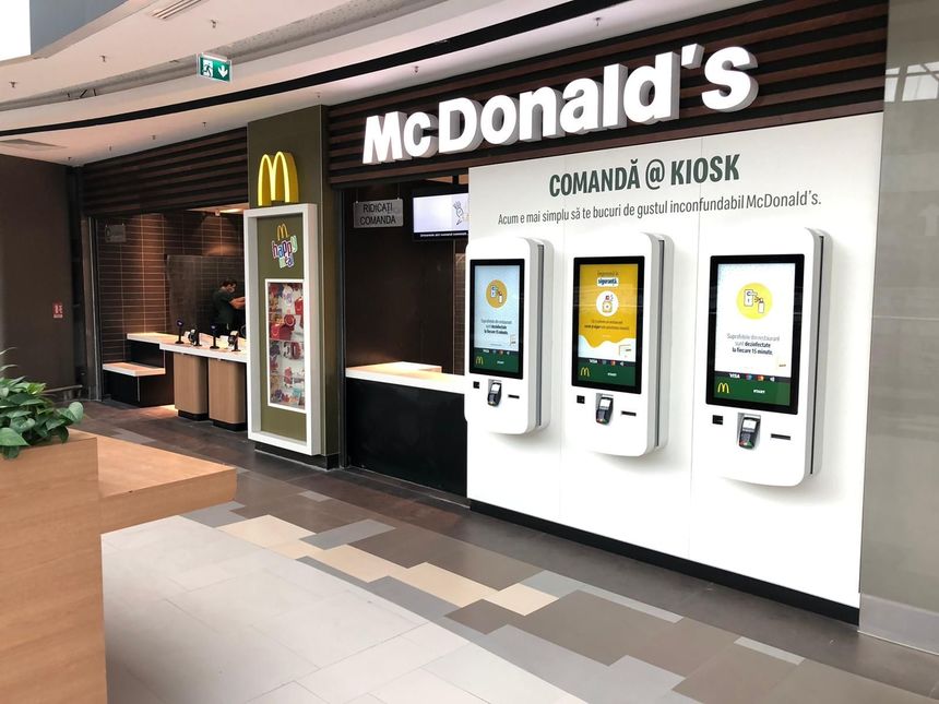 McDonald’s se pregăteşte de redeschiderea restaurantelor din mall-uri şi a investit peste 100.000 de euro în digitalizarea restaurantului din Bucureşti Mall

