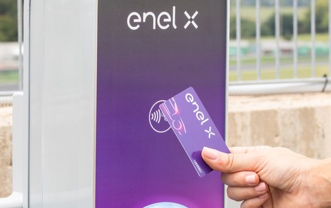 Enel X şi-a triplat reţeaua de încărcare a vehiculelor electrice la peste 30.000 de puncte publice

