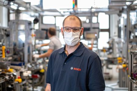 Bosch a pus în funcţiune o linie de producţie pentru măşti, complet automatizată. Grupul va produce peste jumătate de milion de măşti pe zi în cinci linii de producţie

